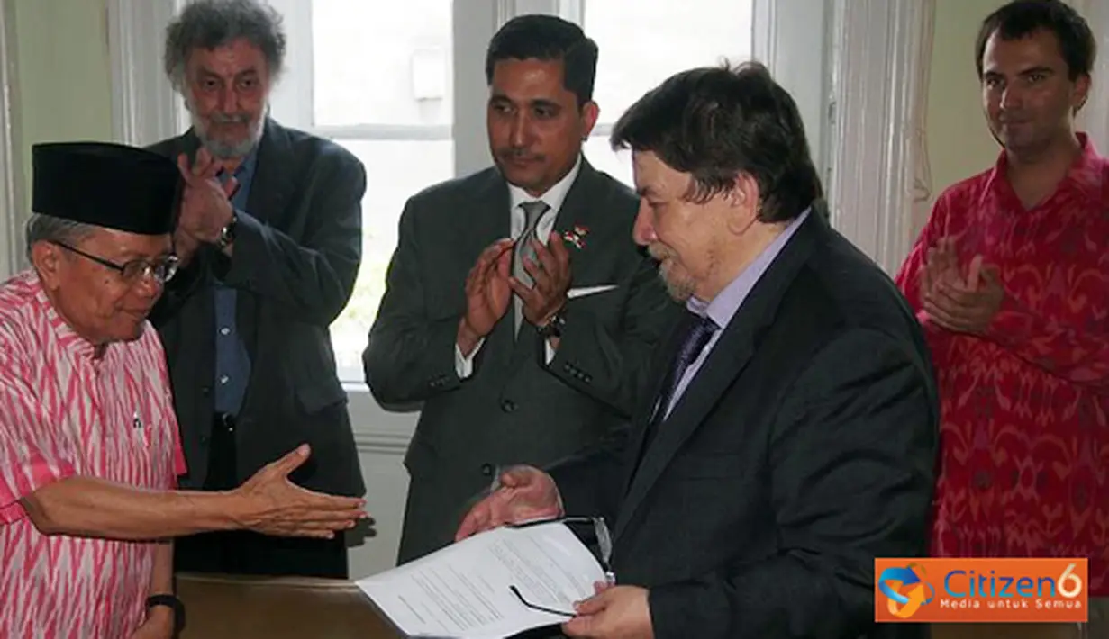 Citizen6, Serbia: Presiden Asosiasi, Radomir Andri, memberikan anggota kehormatan kepada Penyair Taufiq Ismail. Kemudian para penulis Serbia bergantian memberikan buku karyanya kepada Taufiq Ismail. (Pengirim: Muhammad Subhan)