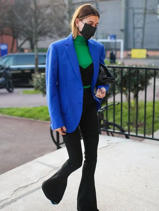 Bergaya eksentrik, Hailey Bieber tampil dengan outfit Versace Pre-fall autumn/winter 2021. (FOTO: Instagram/stylememaeve).