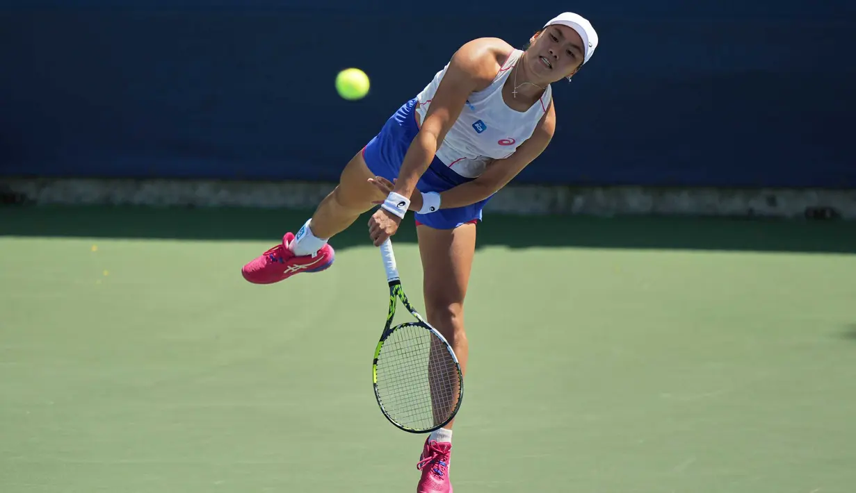 Petenis Indonesia Janice Tjen melaju ke babak kedua turnamen grand slam US Open 2025 usai menumbangkan wakil Rusia, Veronika Kudermetova. (AP Photo/Frank Franklin II)