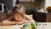 Ilustrasi Anak Tidak Mau Makan dan GTM Gerakan Tutup Mulut / by freepik