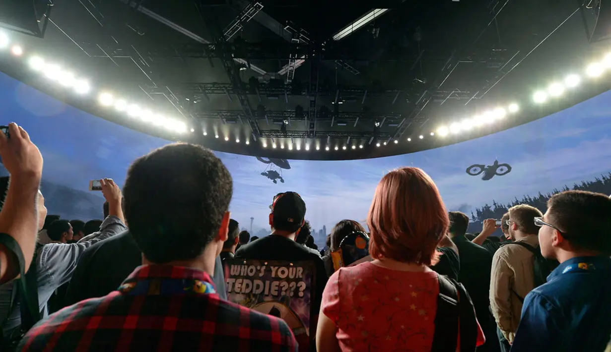 Para pengunjung menyaksikan game aksi terbaru "Call of Duty: Advanced Warfare" di stand Activision di Electronic Entertainment Expo (E3), di Los Angeles, Amerika Serikat, (10/6/2014). (REUTERS/Kevork Djansezian)