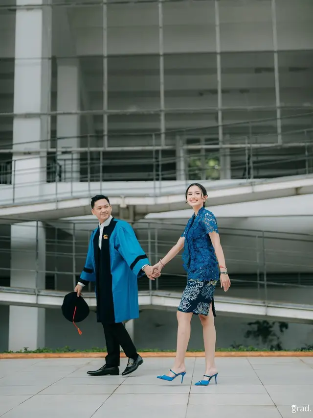 Gaya berkebaya Sarah Menzel