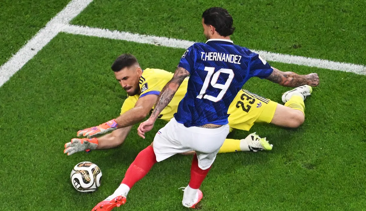 Kiper Spanyol Unai Simon melakukan penyelamatan terhadap pemain Prancis Prancis Theo Hernandez selama pertandingan semifinal Piala Dunia sepak bola di Arlington, Texas, dekat Dallas, Selasa, 14 Juli 2026. (AP Photo/Jessica Tobias)