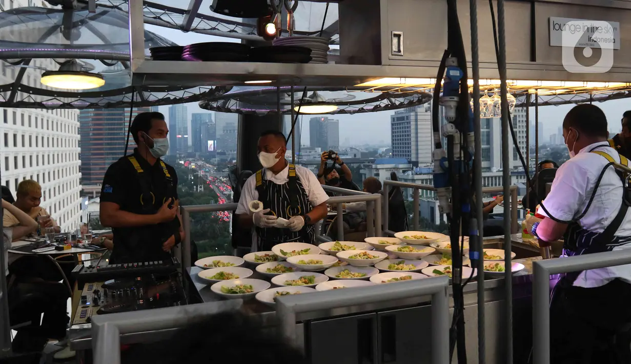 Pengunjung berada di Lounge in the sky, Jakarta, Selasa (29/3/2022). Restoran ini memiliki tingkat keamanan sesuai standar internasional yang tersertifikasi. (Liputan6.com/Herman Zakharia)