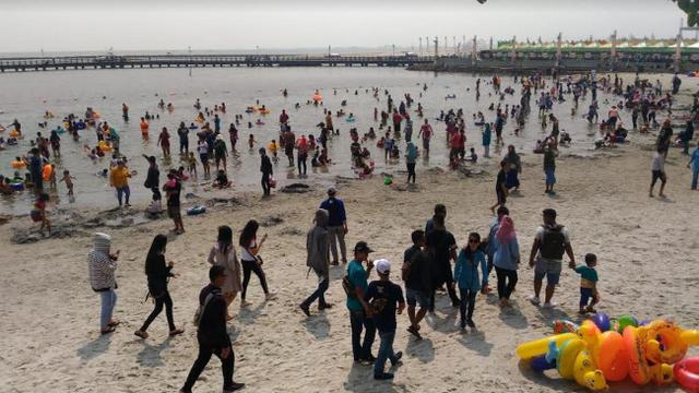 Mayoritas Pengunjung Padati Kawasan Pantai Ancol Saat Libur