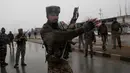 Tentara India berpatroli di dekat lokasi ledakan bom mobil di Lethpora di distrik Pulwama, Kashmir, India (14/2). Sedikitnya 16 tentara India tewas dan 20 orang terluka akibat kejadian tersebut. (AP Photo/Dar Yasin)