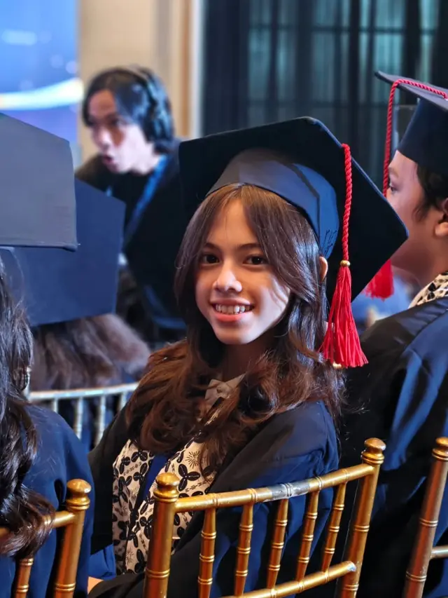 7 Fashion Wulan Guritno Hadiri Wisuda Anak, Tampil Cantik Elegan Pakai Outfit Serba Hitam