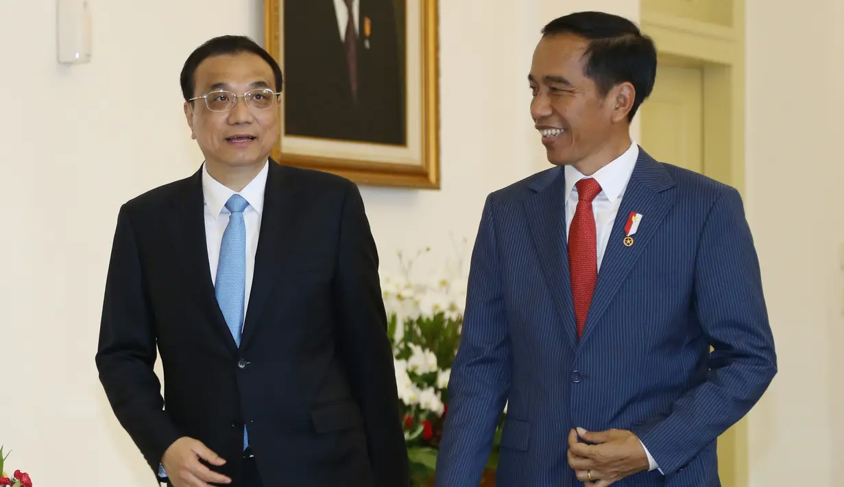 Presiden Joko Widodo berjalan bersama Perdana Menteri China Li Keqiang saat menyambut kedatangannya di Istana Bogor (7/5). Disela pertemuan tersebut Presiden Jokowi juga memperkenalkan maskot Asian Games 2018. (AFP/Pool/Dita Alangkara)