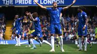Bek Chelsea, Levi Colwill menunjukkan gestur terkejut karena kecewa dengan keputusan hakim garis saat bertanding melawan Everton pada pekan 34 Liga Inggris 2024/2025 di Stamford Bridge, Sabtu (26/4/2025) malam WIB. (JUSTIN TALLIS / AFP)