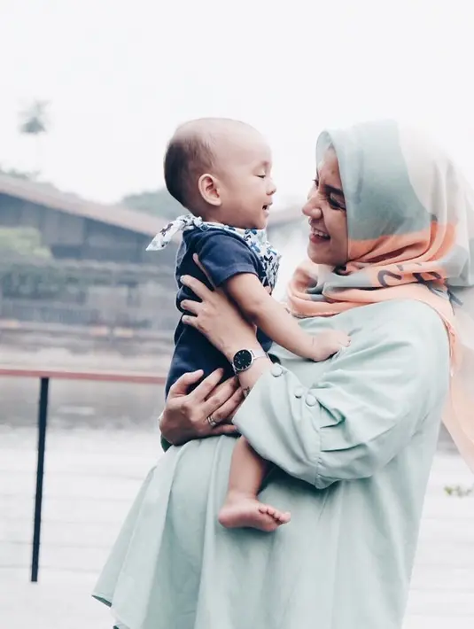 Sejatinya, putra yang baru dilahirkan ini anak ketiga bersama dengan Priambodo Soesetyo. Seperti diketahui, Enno telah memiliki seorang anak dari pernikahannya dengan Nayaka Untara. (Instagram/ennolerian_)