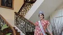 Putri Indonesia Pariwisata 2023, Lulu Zaharani asal Lampung mengenakan kebaya encim merah putih lengan pendek, dipadukan kain batik sebagai bawahannya.[Instagram/@officialputeriindonesia]