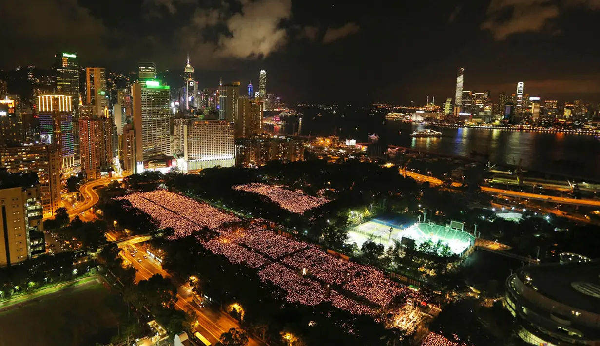 Puluhan ribu orang menghadiri upacara lilin di Victoria Park, Hong Kong (4/6/2014). (REUTERS/Paul Yeung) 