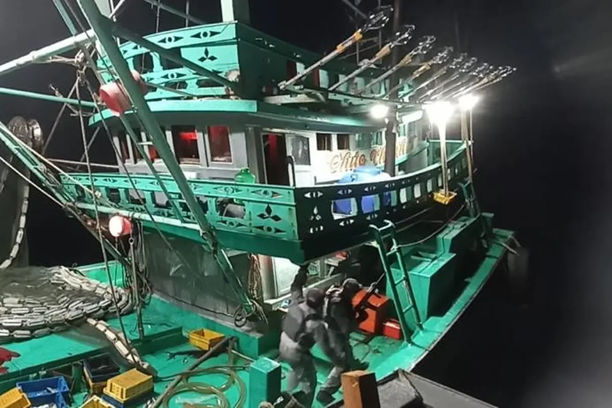 Bakamla RI menangkap kapal ikan asing (KIA) berbendera Vietnam di Perairan Natuna Utara, Sabtu (20/8/2022)