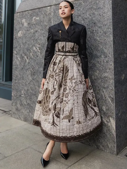 <p>Maudy Ayunda memadukan dengan stiletto heels hitam. Dengan gaya rambut yang ditata rapi ke belakang. [@maudyayunda]</p>