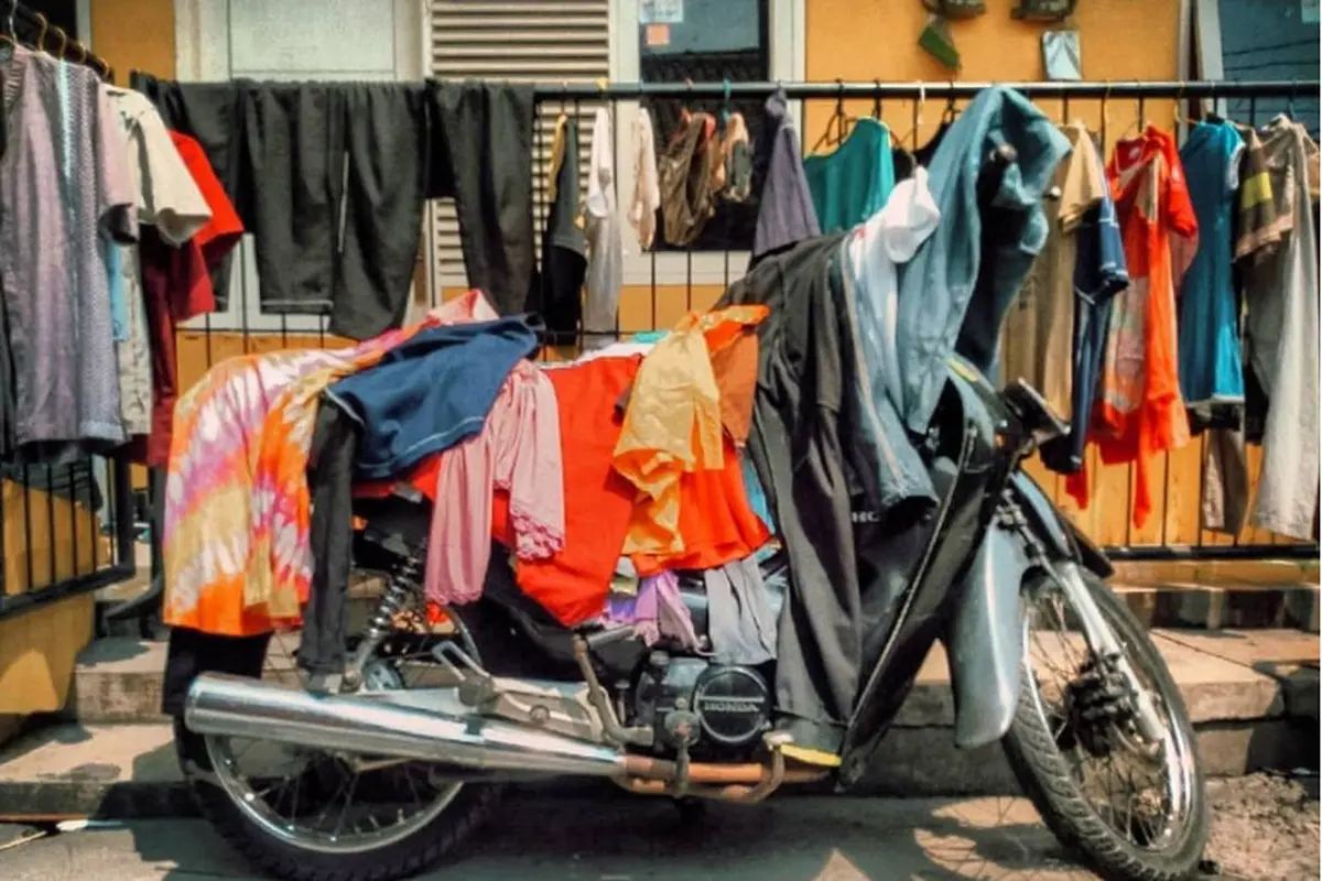 Bikin Tepuk Jidat, 7 Cara Lucu Jemur Baju Cuma Ada di Indonesia