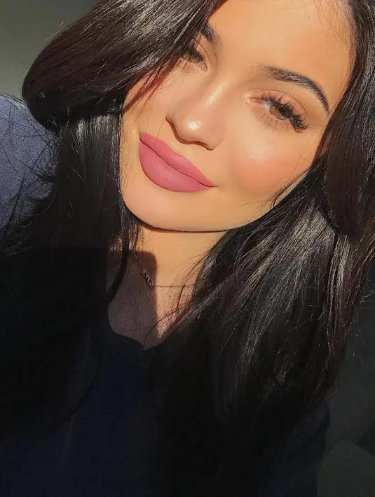 "Kylie ingin kembali hamil. Namun ia tak ingin terburu-buru. Kylie mungkin akan miliki anak keduanya beberapa tahun ke depan," ujar seorang sumber. (instagram/kyliejenner)