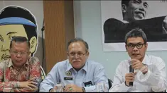 ICW melaporkan dugaan anggaran 'siluman' APBD DKI ke Komisi Pemberantasan Korupsi, membawa 2 kardus berisi tumpukan berkas-berkas atau dokumen. 