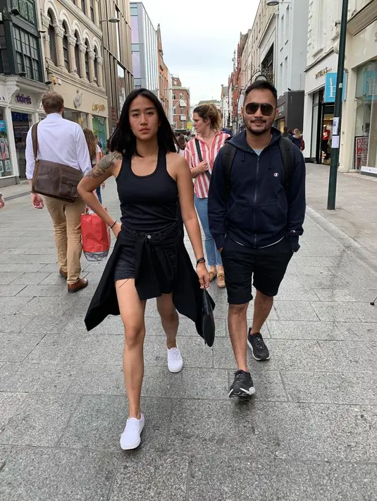 Tampil kasual, street style super simple ala Chef Renatta yang hanya mengenakan tanktop, hot pants, dan jaket yang dilingkarkan di pinggang ini bisa jadi inspirasi. Gaya ini juga membuat penampilannya lebih fresh dan kece. (Liputan6.com/IG/@renattamoeloek)