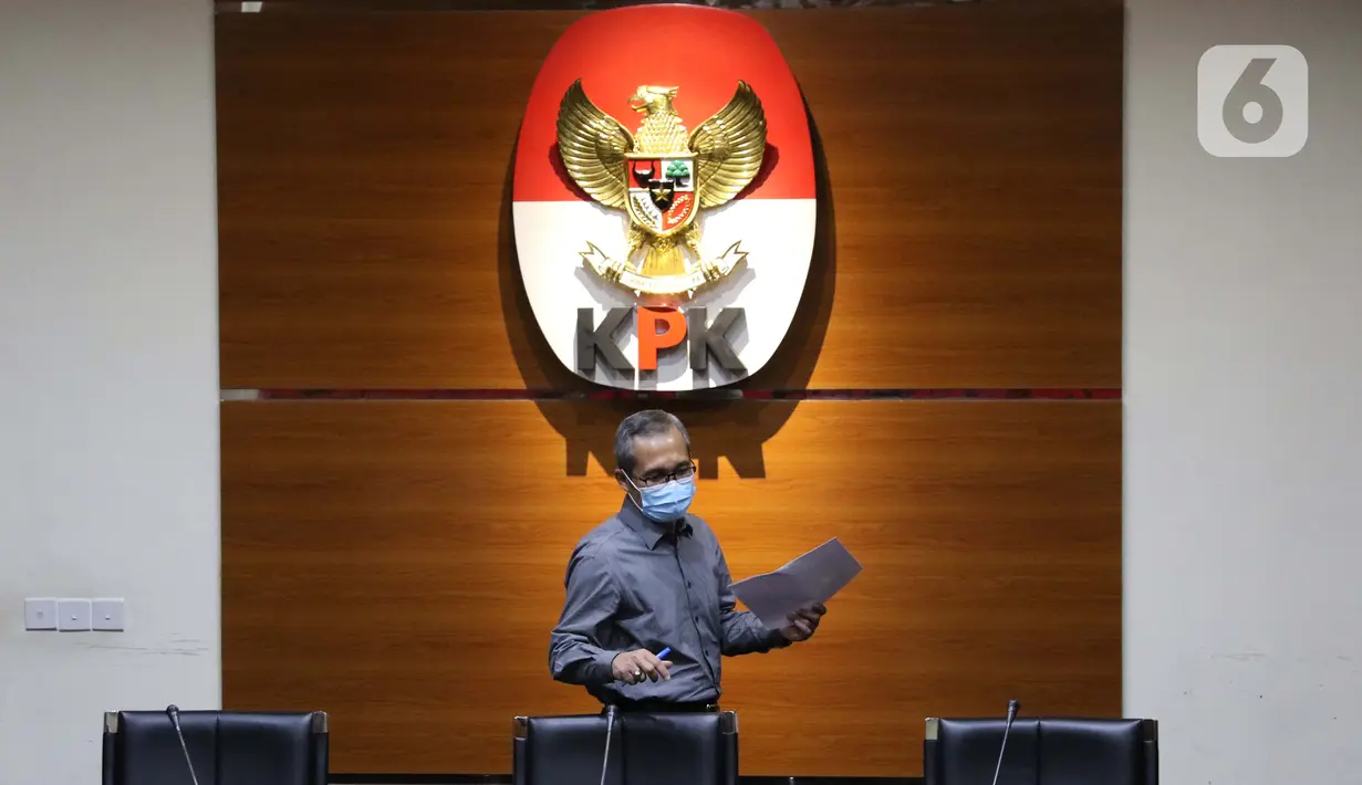 Tersangka kasus dugaan penerimaan gratifikasi bersama Bupati Malang periode tahun 2010-2015 dan periode 2016–2021 Eryck Armando Talla (rompi orange) digiring petugas jelang dihadirkan pada rilis penetapan masa penahanan di gedung KPK, Jakarta, Kamis (30/7/2020). (Liputan6.com/Helmi Fithriansyah)