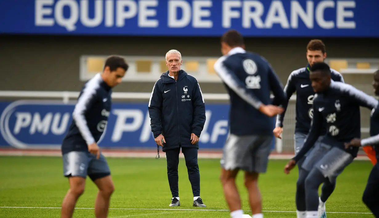 Pelatih Prancis, Didier Deschamps (kedua kiri) melihat pemainya berlatih di Clairefontaine-en-Yvelines, barat daya Paris (8/10/2019). Tim Ayam Jantan menempati peringkat kedua dengan 15 poin, unggul tiga angka atas Islandia di Grup H. (AFP Photo/Martin Bureau)