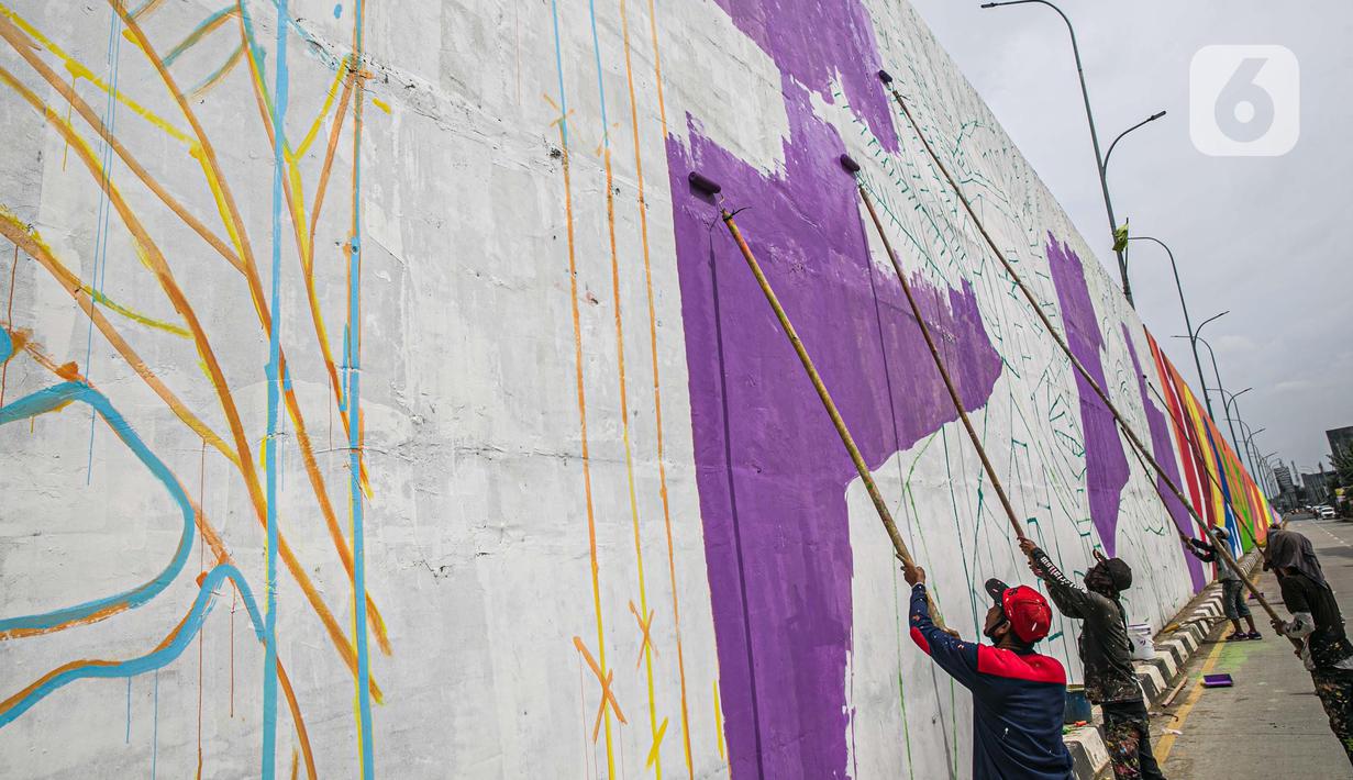 Pekerja menyelesaikan pembuatan mural di Flyover Gaplek, Tangerang Selatan, Rabu (10/3/2021). Dengan mengangkat budaya lokal, simbol-simbol Betawi digambar menggunakan 1.200 Liter cat beragam warna. dan mural ditargetkan rampung pada akhir Maret 2021. (Liputan6.com/Faizal Fanani)