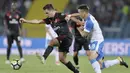 Gelandang AC Milan, Giacomo Bonaventura, berusaha merebut bola dari gelandang Craiova, Mihai Roman, pada laga kualifikasi Liga Europa di Stadion Municipal, Rumania, Kamis (27/7/2017). Craiova kalah 0-1 dari AC Milan. (AP/Alexandru Dobre)