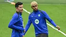 Pemain Barcelona, Lamine Yamal (kanan) dan Robert Lewandowski tampak dalam latihan menjelang laga leg 2 semifinal Liga Champions 2024/2025 melawan Inter Milan di Giuseppe Meazza, Milan, Italia. (AFP/Piero Cruciatti)