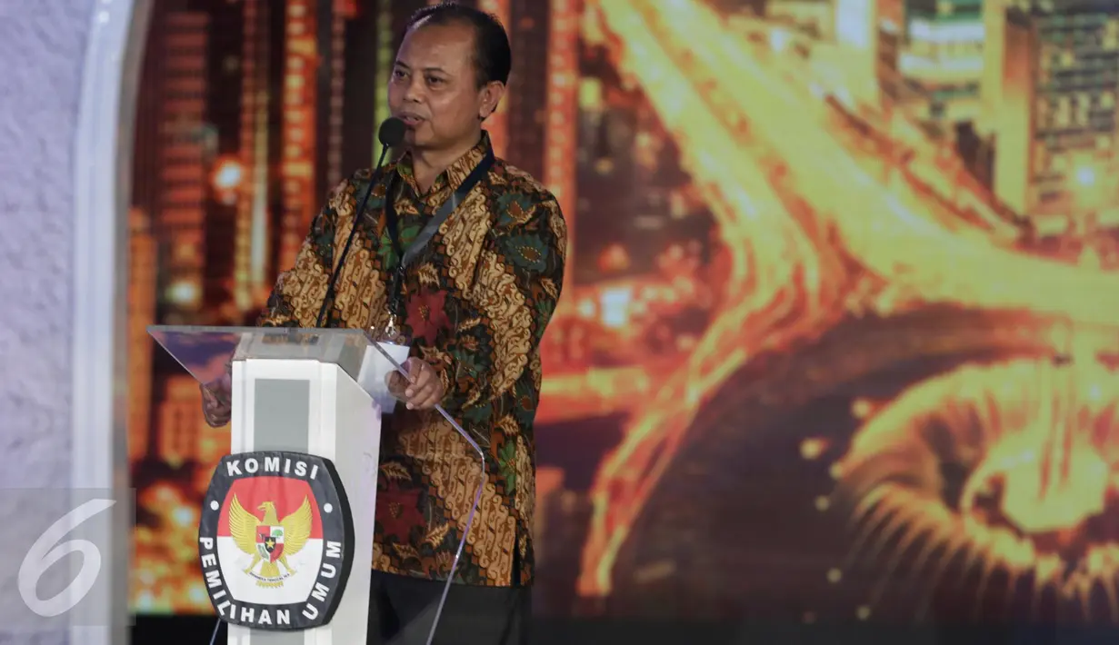 Ketua KPU DKI Jakarta berpidato pada debat terakhir Pilgub DKI Jakarta 2017 di Hotel Bidakara, Jakarta, Rabu (12/4). Dalam debat ini mengangkat isu kesenjangan dan keadilan sosial, penegakan hukum, dan bonus demografi. (Liputan6.com/Faizal Fanani)