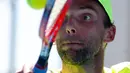 Petenis Kroasia, Ivo Karlovic mengembalikan bola ke petenis Jepang, Yuichi Sugita di babak kedua turnamen Australia Terbuka 2018, Rabu (17/1). Memasuki usia 40 tahun, Karlovic memenangi duel dengan skor 7-6 (3), 6-7 (3), 7-5, 4-6, 12-10. (AP/Ng Han Guan)