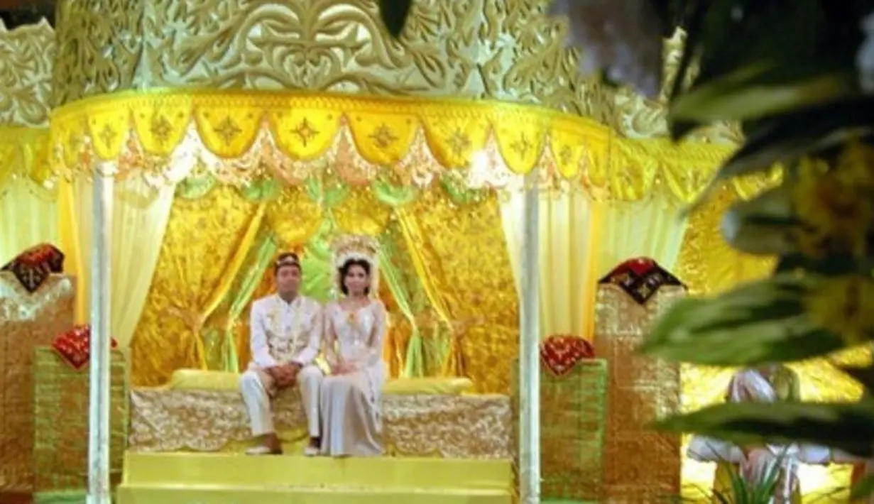 Vokalis The Fly, Bjah datang atas undangan dari temannya. Ia hadir bersama temannya. Mata pemilik nama Muhammad Hamzah itu tertuju pada gadis cantik bernama Nina Husnah, dalam acara catwalk tersebut. (dok. Pribadi)