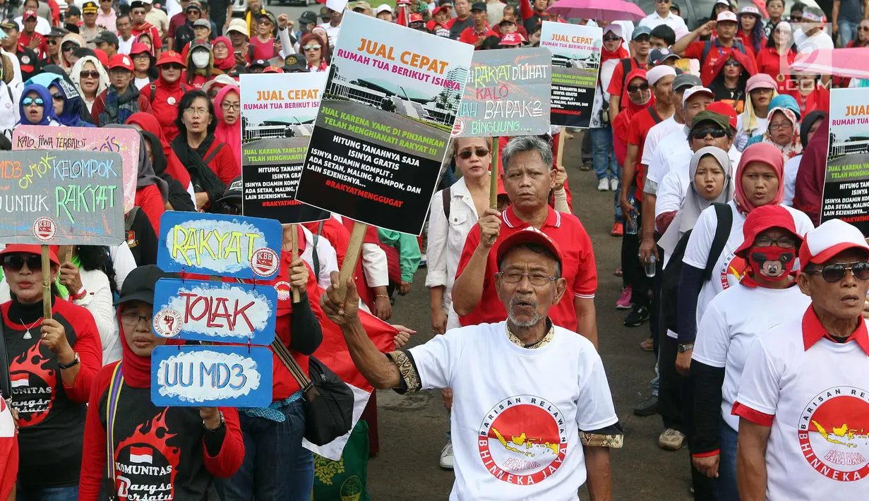 Masyarakat dari Presidium Rakyat Menggugat melakukan demo di depan Gedung MPR/DPR, Senayan, Jakarta, Jumat (23/3). Dalam aksinya mereka menuntut Penolakan UU No. 2/2018 tentang MD3 terkhusus pada pasal 73;122;245. (Liputan6.com/Johan Tallo)