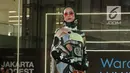 Model membawakan busana rancangan Wardah LUM (INA) x Dian Pelangi saat Jakarta Modest Fashion Week di Gandaria City, Jakarta, Minggu (29/7). Dian Pelangi mengangkat tema 'Persona'. (Liputan6.com/Herman Zakharia)