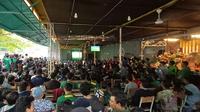 Suporter Persebaya nonbar duel versus Arema di kedai Kopi Wong Jowo, Ketintang, Surabaya (12/12/2019). (Bola.com/Aditya Wany)