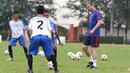 Legenda Manchester United, Denis Irwin (kanan), melakukan pemanasan sebelum bertanding pada acara United Way Coaching Clinic You C 1000 di Stadion Soemantri Brojonegoro, Jakarta, Sabtu (7/5/2016). (Bola.com/Nicklas Hanoatubun)