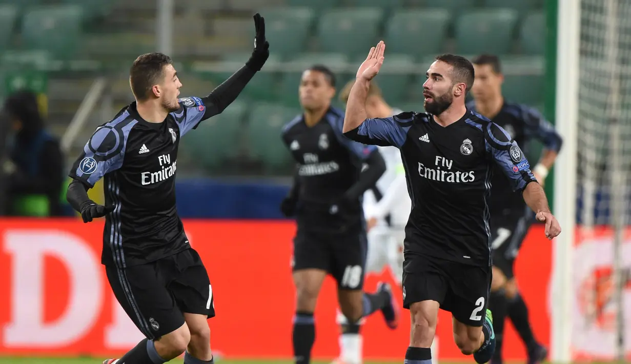 Bek Real Madrid, Dani Carvajal (kanan) dan James Rodriguez merayakan gol penyama kedudukan  3-3 pada laga grup F Liga Champions di Stadion Polish Army, Warsawa, Polandia (2/11/2016). (AFP/Janek Skarzynski)