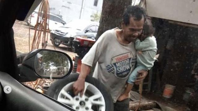 kisah tukang tambal ban viral