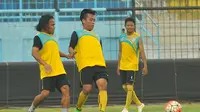 I Gede Sukadana (tengah) menyimpan cerita menarik dengan M. Kamri (kiri). (Bola.com/Kevin Setiawan)