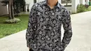 Sementara Omara Esteghlal tampil rapi dengan kemeja bermotif floral monokrom dan celana hitam tailored.  Penampilannya memberikan kesan maskulin yang tetap santai namun tetap pantas untuk acara formal. Sepatu pantofel hitam yang dikenakan semakin mempertegas kesan elegan dan serasi dengan Prilly. [@prillylatuconsina96].