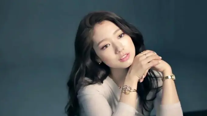 Kecantikan Park Shin Hye Terus Terpancar Saat Pemotretan