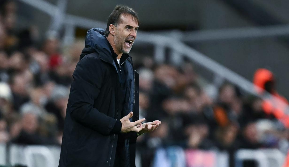 Gol kemenangan tim asuhan Julen Lopetegui itu dicetak oleh Tomas Soucek di babak pertama dan Aaron Wan-Bissaka pada babak kedua. (AFP/Paul Ellis)