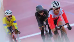 Sementara, untuk medali emas diraih Zubir Nur Aisyah Mohamad (Malaysia) dan Valencia Tan (Singapura) yang membawa pulang medali perak. Tampak dalam foto, pembalap sepeda Indonesia, Ayustina Delia Priatna (kanan) saat berlomba pada lomba nomor trek scratch putri di Hua Mark Velodrome, Bang Kapi, Bangkok, Thailand, Kamis (18/12/2025). (Bola.com/Bagaskara Lazuardi)