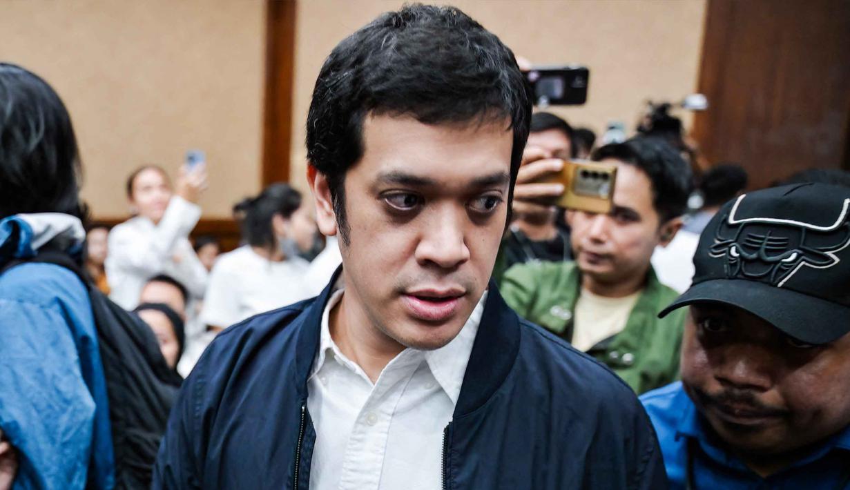 Sebelumnya, Muhammad Kerry Adrianto Riza didakwa melakukan pengaturan agar PT Jenggala Maritim Nusantara (JMN), perusahaan miliknya, memenangkan pengadaan sewa kapal dalam kerja sama dengan Pertamina. Jaksa Penuntut Umum (JPU) menuntut Muhammad Kerry Adrianto Riza dengan pidana penjara 18 tahun dan denda sebesar Rp 1 miliar serta uang pengganti sebesar Rp 13,4 triliun. Tampak dalam foto, mantan Wakil Direktur Optimalisasi Produk di PT Kilang Pertamina Internasional, Muhammad Kerry Adrianto Riza (kanan), yang juga putra pengusaha Riza Chalid, sesaat sebelum mengikuti sidang pembacaan vonis di Pengadilan Tindak Pidana Korupsi, Jakarta, Kamis 26 Februari 2026. (BAY ISMOYO/AFP)