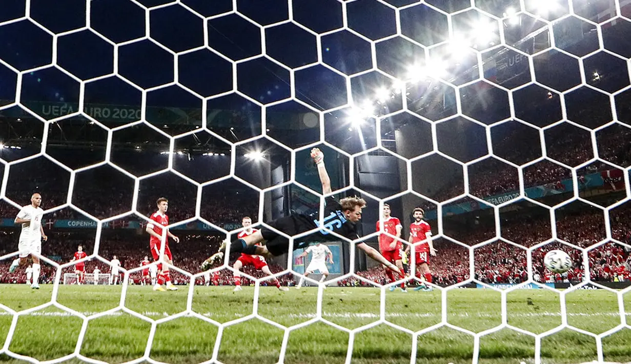 Penjaga gawang Rusia Matvei Safonov menerima gol dari pemain Denmark Joakim Maehle pada pertandingan Grup B Euro 2020 di Stadion Parken, Kopenhagen, Denmark, Senin (21/6/2021). Denmark menang 4-1. (AP Photo/Martin Meissner)