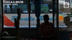 Suasana area Terminal Kampung Rambutan Jakarta, Senin (30/3/2020). Untuk mencegah penyebaran virus Corona COVID-19, Dinas Perhubungan Pemprov DKI Jakarta menghentikan sementara layanan bus Antar Kota Antar Provinsi pertanggal 30 Maret 2020 pukul 18.00 WIB. (Liputan6.com/Helmi Fithriansyah)