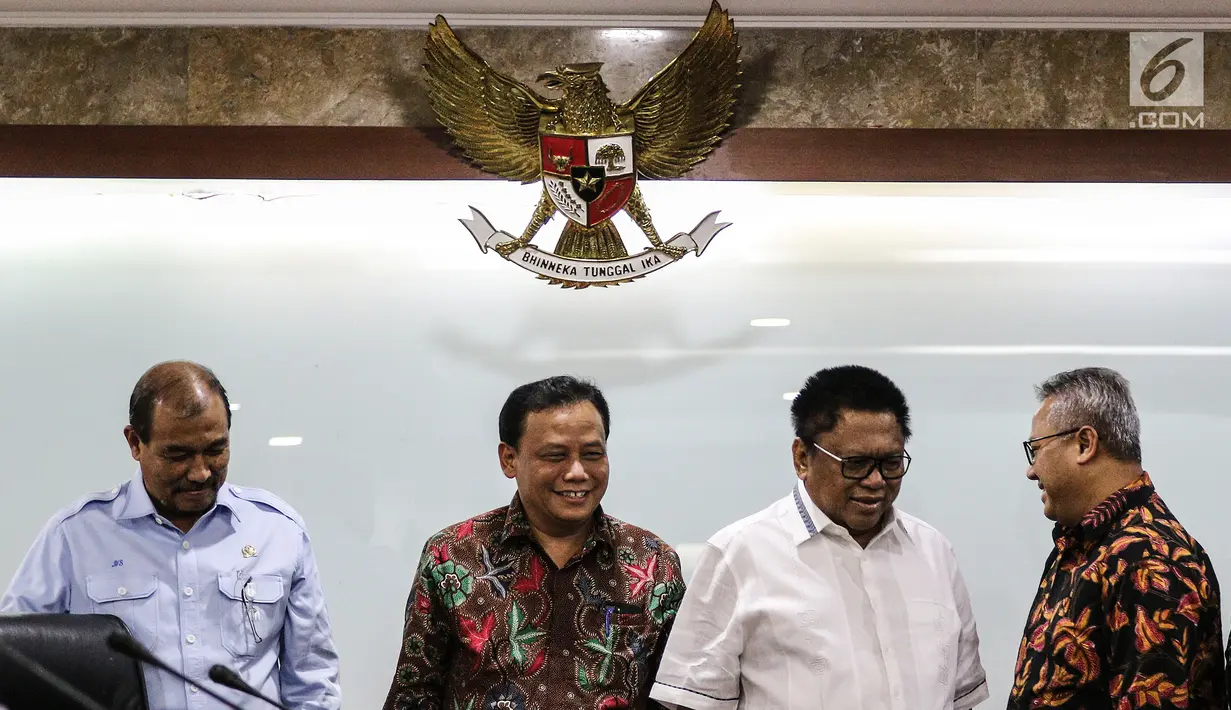 Ketua DPD Oesman Sapta Odang (kedua kanan) bersma Ketua KPU RI Arief Budiman (kanan) Ketua Bawaslu Abhan (kedua kiri) dan Wakil Ketua DPD Nono Sampono (kiri) saat pertemuan DPD dengan KPU dan Bawaslu, Jakarta, Selasa (24/7). (Liputan6.com/Johan Tallo)