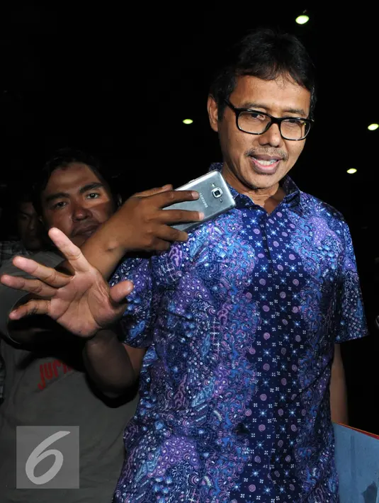 Gubernur Sumbar, Irwan Prayitno enggan berkomentar usai diperiksa KPK, Jakarta, Jumat,(12/8). Irwan memilih diam dan menyuruh wartawan menanyakan langsung kepada penyidik. (Liputan6.com/Helmi Afandi)