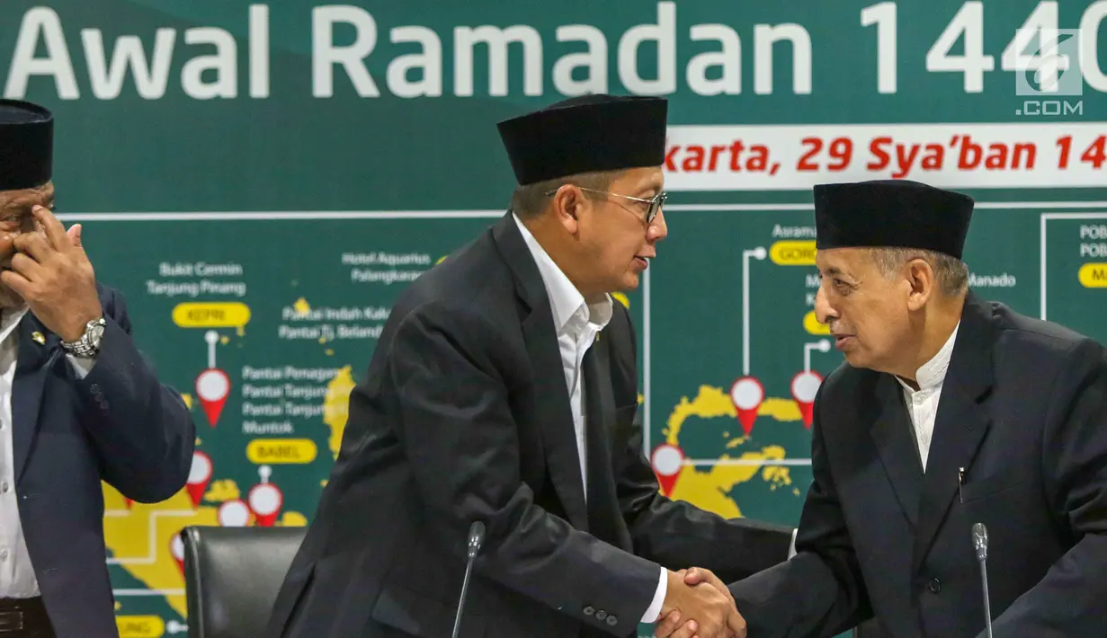 Menteri Agama Lukman Hakim Saifuddin bersalaman dengan Ketua MUI Abdullah Jaidi menyampaikan hasil Sidang Isbat penentuan awal Ramadan 1440 Hijriah di Kementerian Agama, Jakarta, Minggu (5/5/2019). Pemerintah menetapkan 1 Ramadan 1440 H jatuh pada Senin, 6 Mei 2019. (Liputan6.com/Helmi Fithriansyah)