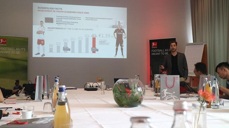 Maurice Gorges dari Bundesliga memberikan penjelasan dalam Workshop Bundesliga. (Bola.com / Aditya Wicaksono)