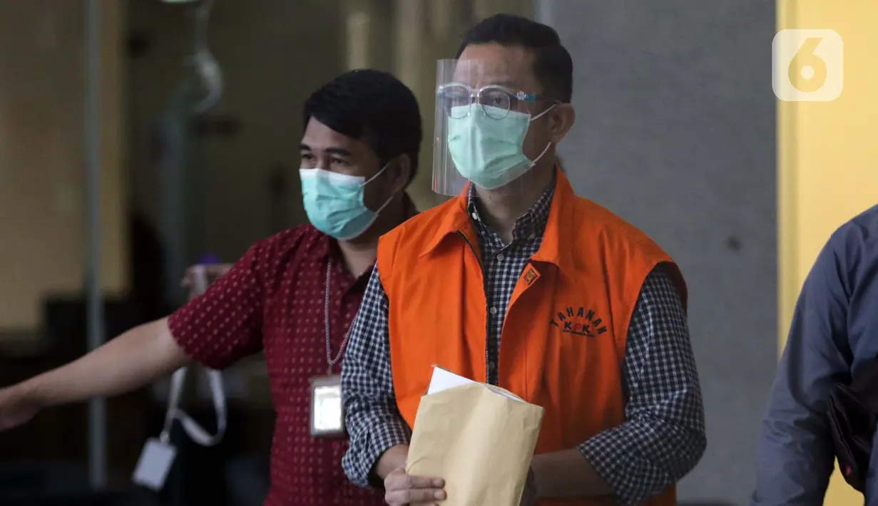 Mantan Menteri Sosial, Juliari P Batubara berjalan meninggalkan Gedung KPK usai menjalani pemeriksaan, Jakarta, Jumat (5/3/2021). Juliari Batubara diperiksa sebagai tersangka suap pengadaan paket bantuan sosial penanganan COVID-19 untuk wilayah Jabodetabek 2020. (Liputan6.com/Helmi Fithriansyah)