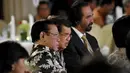 Ketua Umum Partai Golkar Agung Laksono (kiri) berbincang dengan Wapres Jusuf Kalla saat menghadiri Anugerah Men’s Obsession Awards 2015 di Jakarta, Kamis (19/3/2015). (Liputan6.com/Johan Tallo)